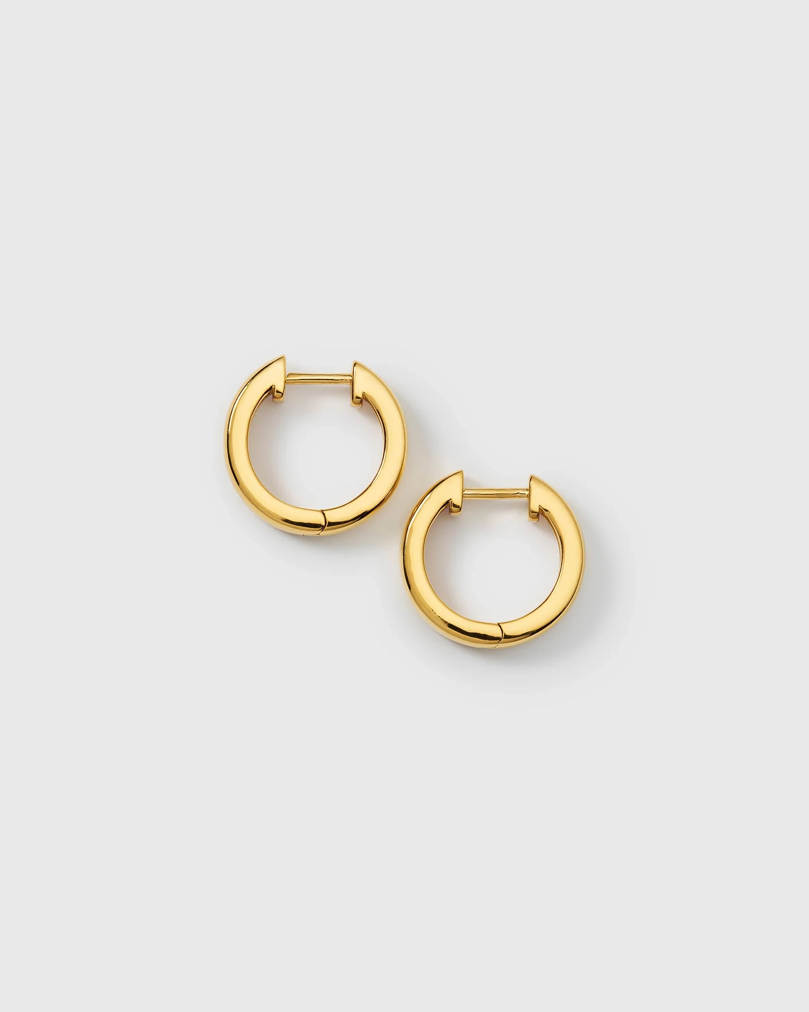 18 Karat vergoldete Ohrringe mit glänzender Oberfläche und elegantem Design.