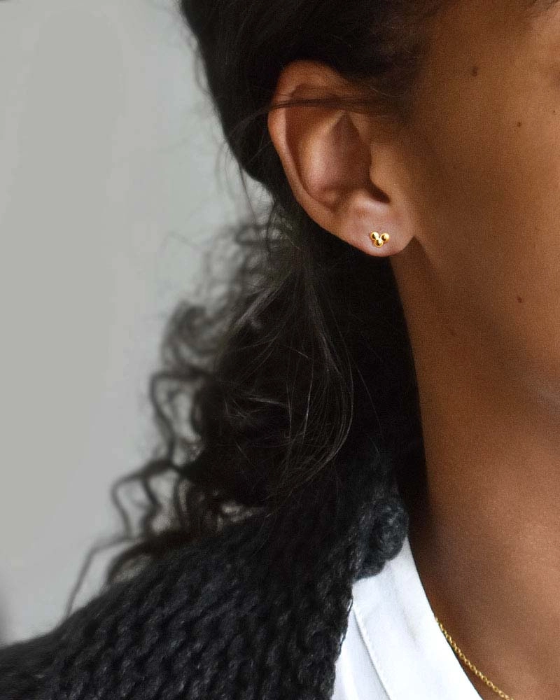 Drops Studs Gold - Drakenberg Sjölin Örhängen - Snabb frakt & paketinslagning - Nordicspectra.se