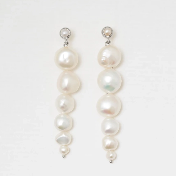 Drop Pearl Earrings Silver i återvunnet 925 Sterling Silver med sötvattenpärlor