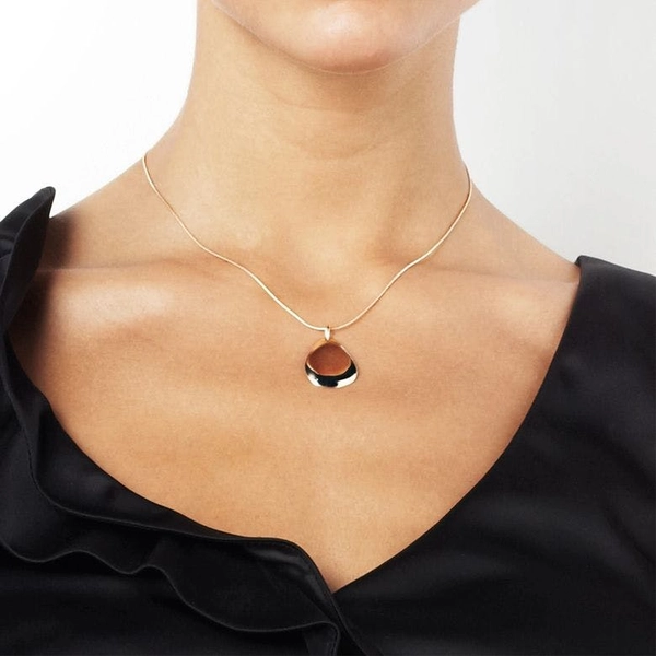 Little Rose Petal Pendant Gold - Efva Attling halsband - Snabb frakt & paketinslagning - Nordicspectra.se