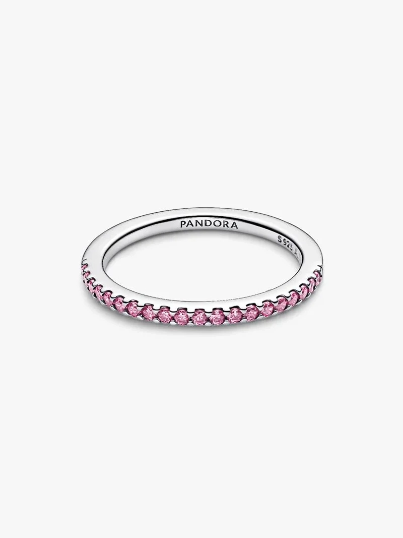 Pandora Timeless Bandring med Rosa Glittrande Stenar i sterlingsilver med rosa kubisk zirkonia. Symboliserar eviga band och strålande lyster. Perfekt gåva för speciella relationer och elegans.