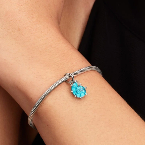 Blå Muranoglas Hängberlock från Pandora med kubisk zirkonia och turkosfärgat glas för en känsla av havets skönhet och lyxig elegans.