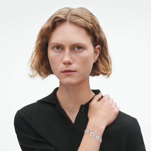 AW25_ECOM_ON-MODEL_DAISY_LAYERED_BRACELET_20001535