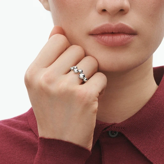 SS25_ECOM_ON-MODEL_MOONLIGHT GRAPES_RING_20001597_Close-ups