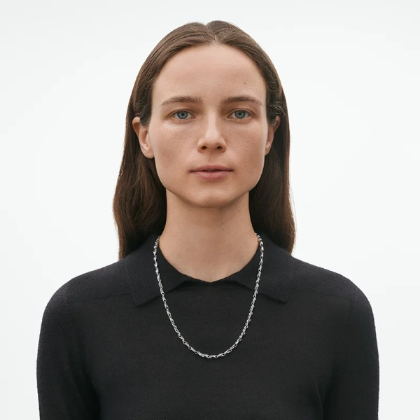 SS25_ECOM_ON-MODEL_REFLECT_SLIM_NECKLACE_20001094