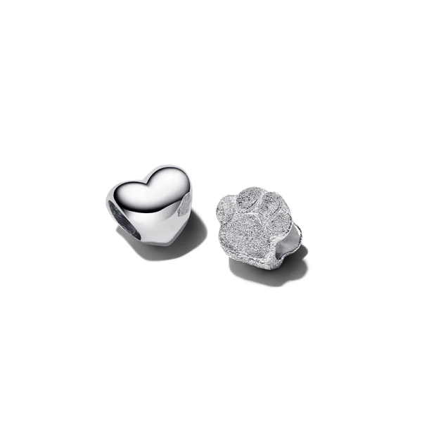 Berlockset Mini Hjärta & Mini Tass från Pandora Moments. Ett blankt hjärta och en strukturerad tass för glittrande effekt på ditt berlockarmband.