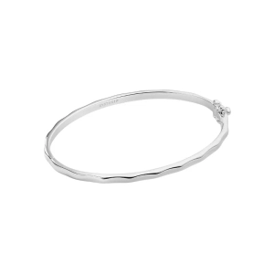 Syster P:n Cavelle Structured Bangle Silver -rannekoru. Jäykkä hopeinen ranneke kiiltävällä pinnalla ja pehmeän epäsäännöllisellä muodolla.