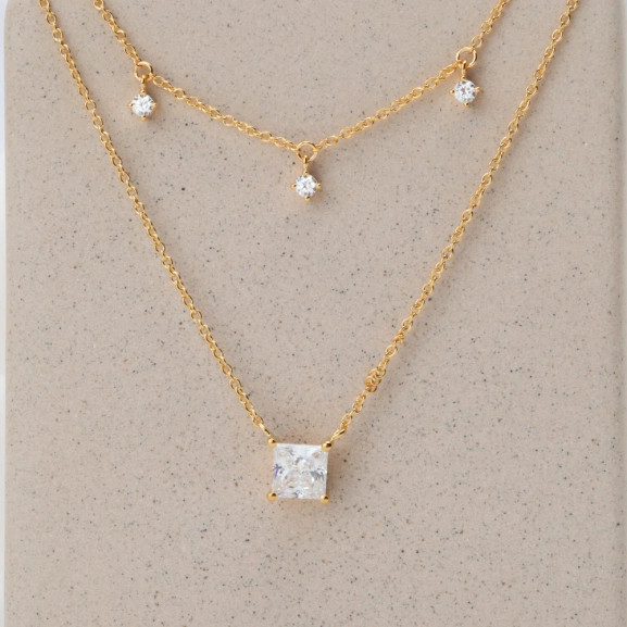 elegant 18K guldpläterat silver med gnistrande cubic zirconia-sten.