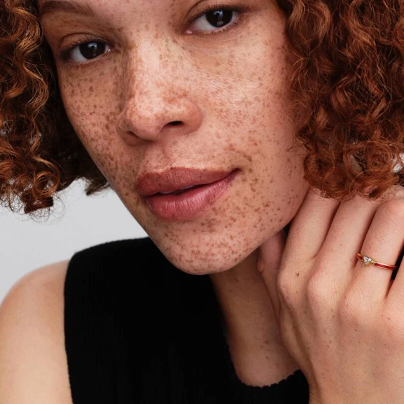 mit der Gravur „ARMOR UP“ und einem dreieckigen Edelstein. Strahlen Sie mit diesem kraftvollen Ring Selbstvertrauen und Eleganz aus.