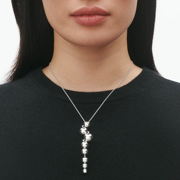 SS25_ECOM_ON-MODEL_MOONLIGHT GRAPES_LONG_PENDANT_20000661_Close-ups
