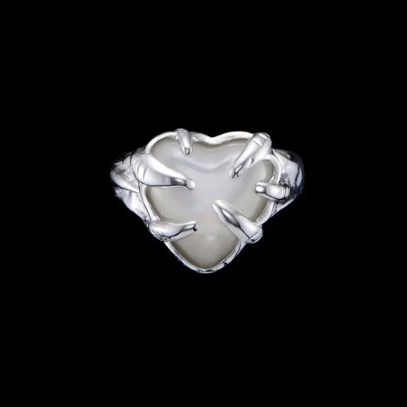 Der Ring „Acht der Stäbe“ aus Silber mit Perlmutt