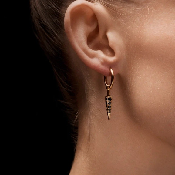 Poison Arrow Pavé Earring Black Spinel Gold - Maria Nilsdotter - 1-2 dagars leverans - Nordic Spectra