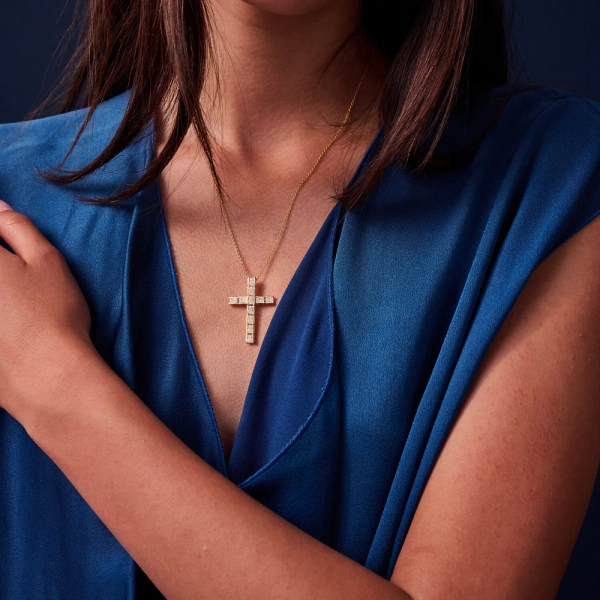 elegant korsdesign med gnistrande Cubic Zirconia
