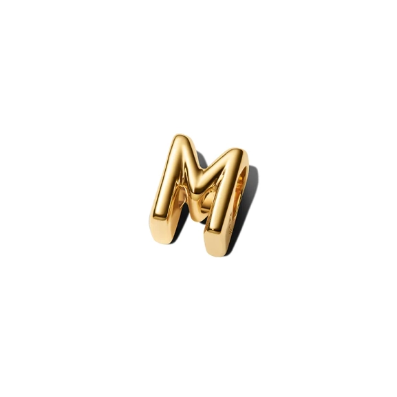 Bokstaven M Berlock Guld från Pandora Moments: Ge din stil extra glamour med denna eleganta bokstavsberlock i 14K guldpläterad metall. Skapa ditt unika budskap med denna sofistikerade design.