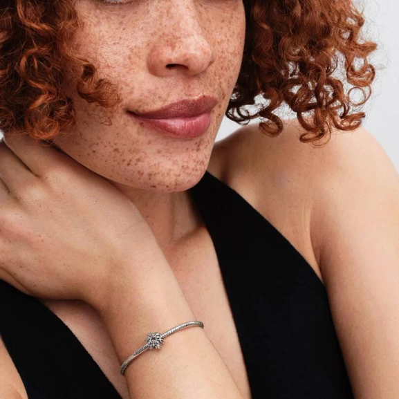 Snöflingeberlock från Pandora i glänsande sterlingsilver med gnistrande kubisk zirkonia