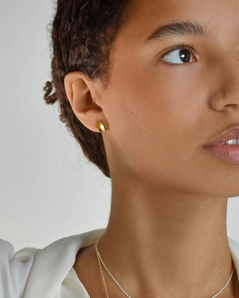 Botanica Drop Studs Gold - Drakenberg/Sjölin Örhängen- Snabb leverans & paketinslagning - Nordic Spectra