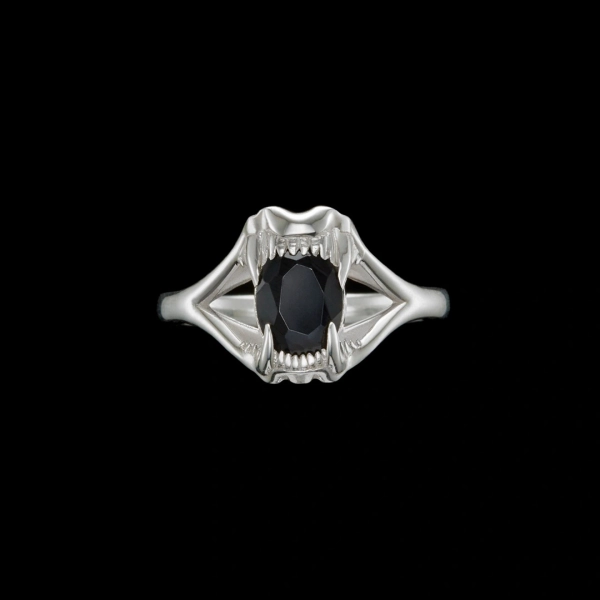 Tiny Jaw Stone Ring Black Spinel i silver med svart spinell