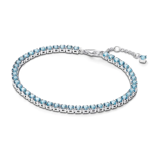Glittrande ljusblått tennisarmband från Pandora i sterlingsilver med akvamarinblåa konstgjorda kristaller.