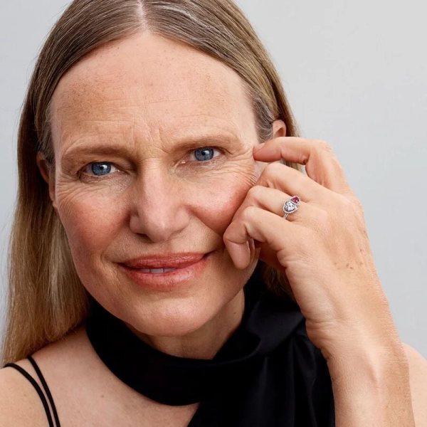 omgiven av en halo av stenar. Symbol för evig kärlek och harmoni. Perfekt för att bära ensam eller kombinera med andra ringar.