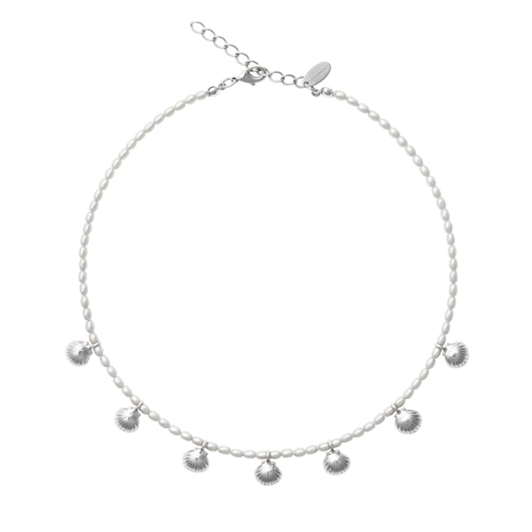 Shell Pearl Choker i rhodiumpläterad mässing med glänsande pärlor och snäckdetaljer