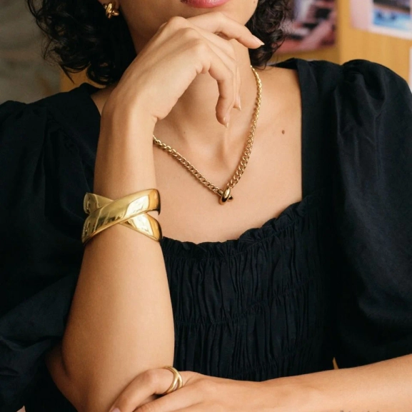 Halsband i 14K guldplätering med robust kedja och en elegant X-detalj i centrum