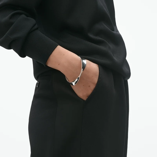 SS25_ECOM_ON-MODEL_MOEBIUS_BANGLE_20000523