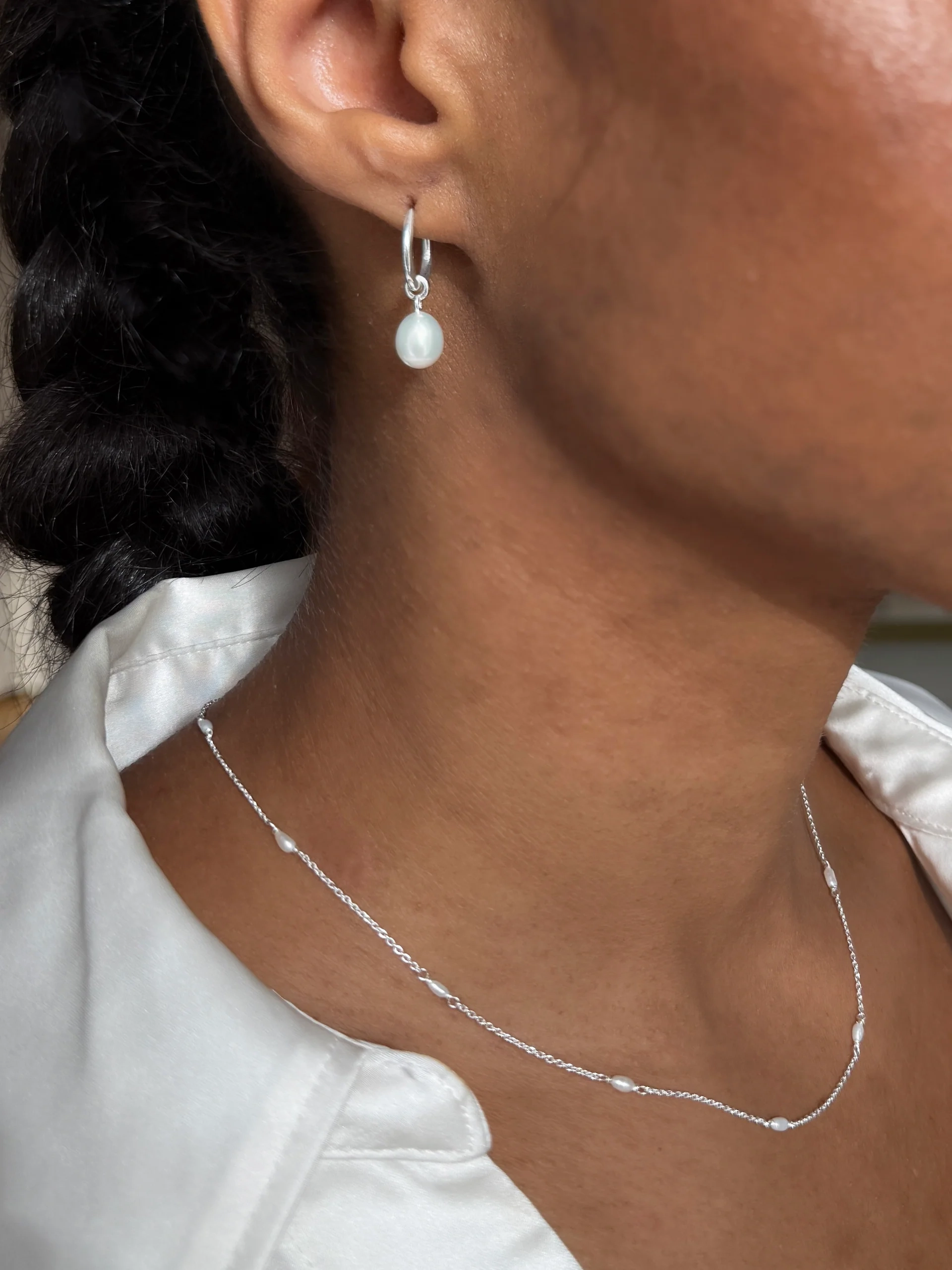 Set med pärlhalsband och matchande örhängen i återvunnet sterlingsilver med odlade sötvattenspärlor.