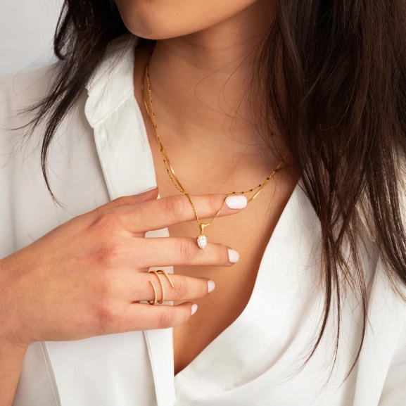 Sparkle Wrap Ring Gold i återvunnet sterlingsilver medn en 18k guldplätering och med gnistrande kubiska zirkoner Elegant spiraldesign för både vardag och fest.