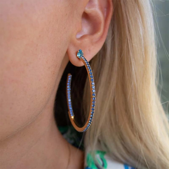 Crystal Loop Earrings Gold Sapphire - Caroline Svedbom - Snabb frakt & paketinslagning - Nordicspectra.se