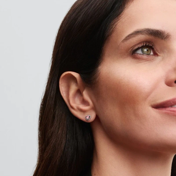 smyckade med rosa stenar och pavéinfattade detaljer. En symbol för kärlek och tacksamhet