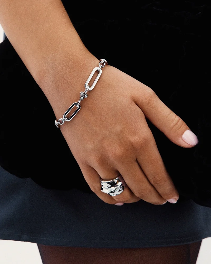 inspirerat av balettens stång. Längd: S - 16 cm