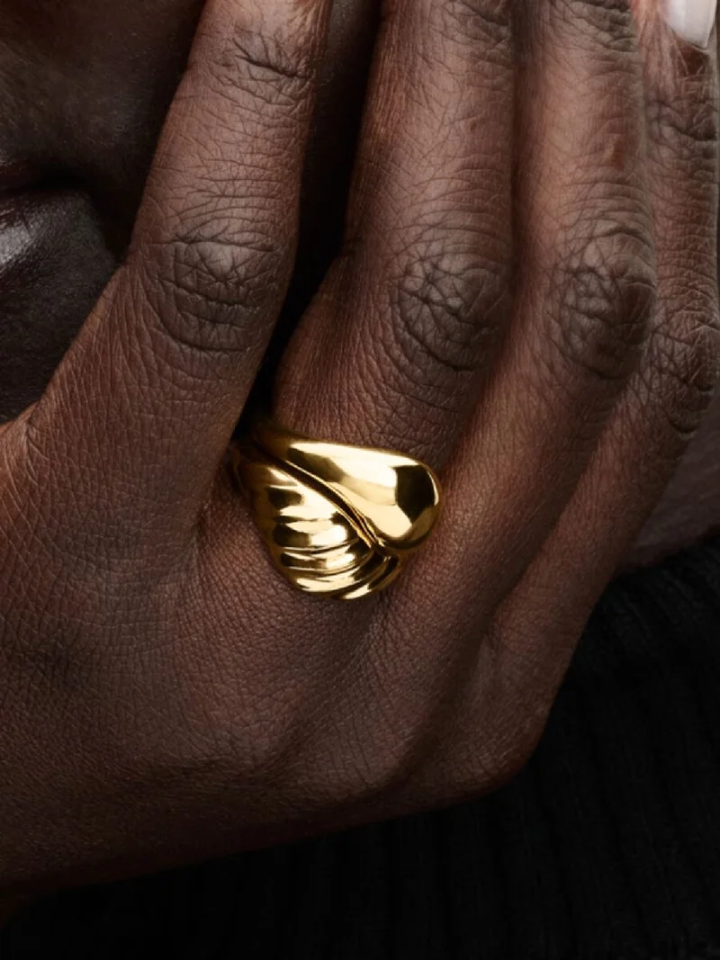 Förgyllda ringar med organisk design och varierande struktur från Pandora Essence kollektionen. Använd dem tillsammans eller separat för en individuell stil.