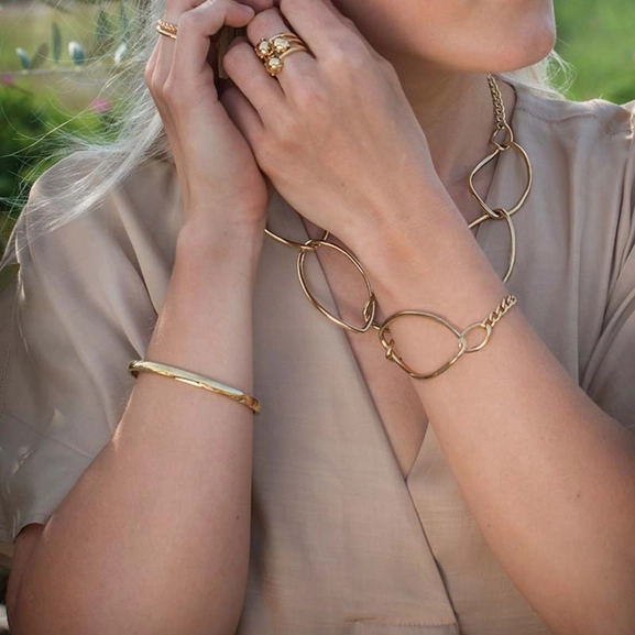 KLARA Armring Guld - Astrid & Agnes - Snabb frakt & paketinslagning - Nordicspectra.se