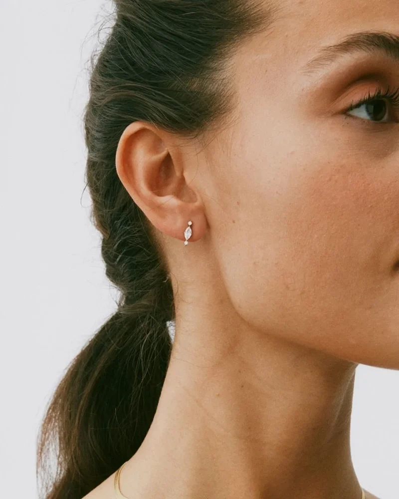 Lyxigt presentset från Edblad med justerbart halsband och örhängen i 14K guldpläterat stål med cubic zirconia-stenar