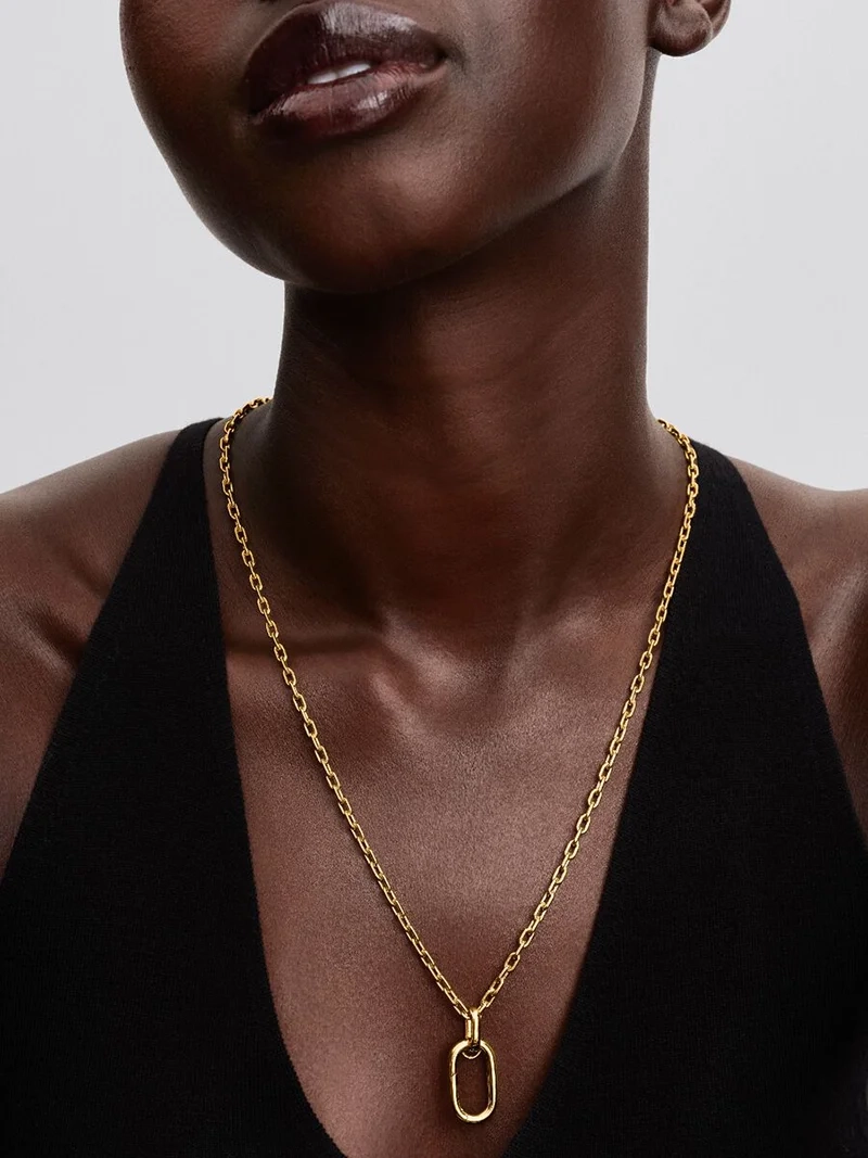 Anpassningsbart länkkedjehalsband i 14 karats guldplätering från Pandora ME. Skapa din egen unika berättelse med upp till fyra små medaljonger och en stor medaljong. Uttryck din individualitet och skapa en personlig och sofistikerad stil.