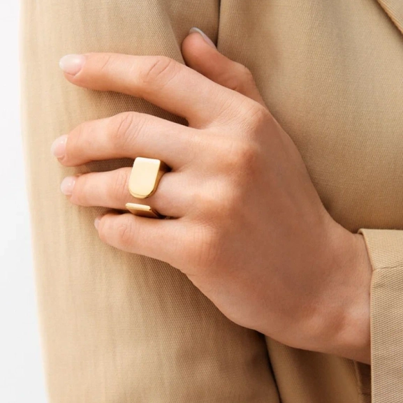 Elegant Insignia Ring i 14K guldpläterat stål från Edblad