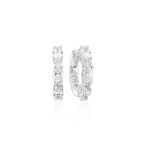 Ellera Ovale Medio Örhängen i silver med gnistrande Cubic Zirconia-stenar från Sif Jakobs Ellera-kollektion.