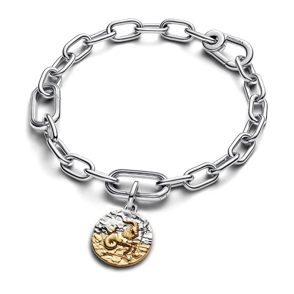 Stenbocken Medaljongberlock från Pandora ME i silver och 14K guldplätering med antikinspirerat motiv och inskription.
