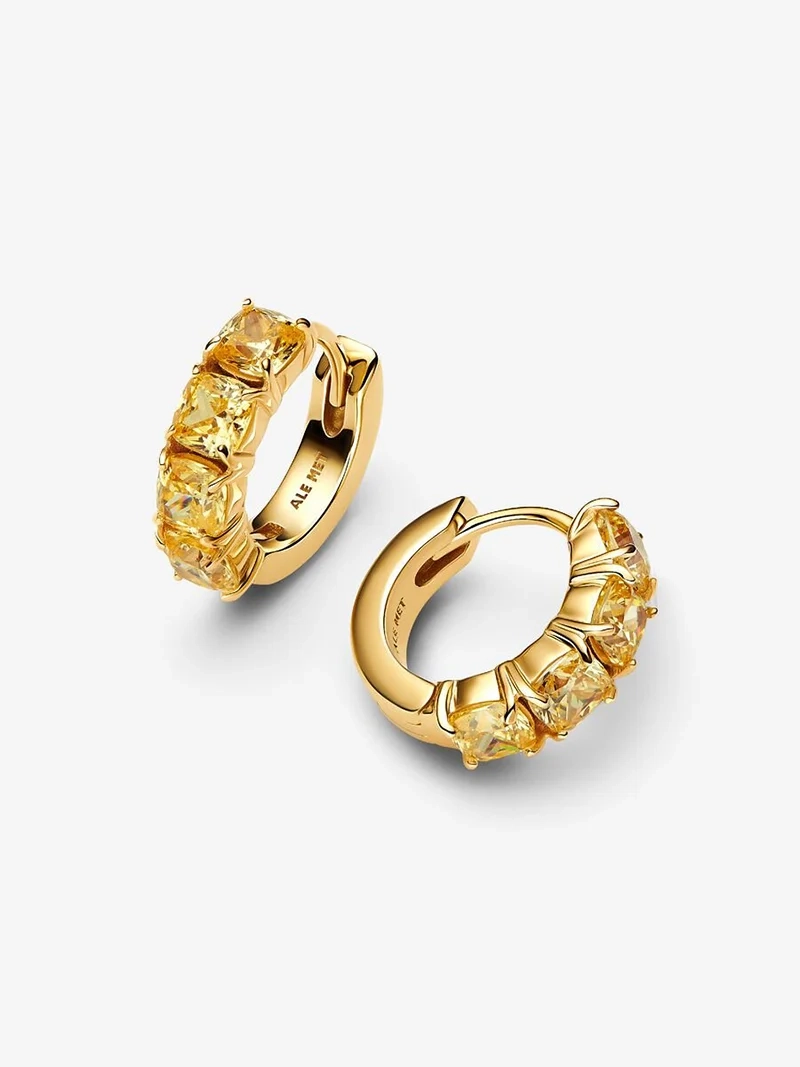 Gula Hoops Guld med strålande cubic zirconia stenar i 14 karat guldplätering från Pandora Timeless kollektionen. Ge en strålande gåva som lyser upp varje tillfälle.