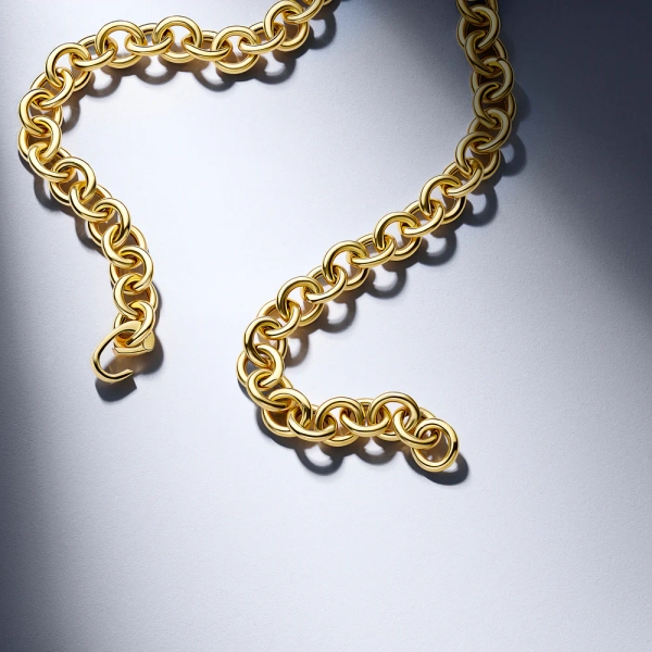 ett elegant halsband i 18K guldpläterat silver