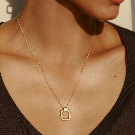 med en mjukt rundad kvadratisk dekoration. Längd: 50-54 cm.