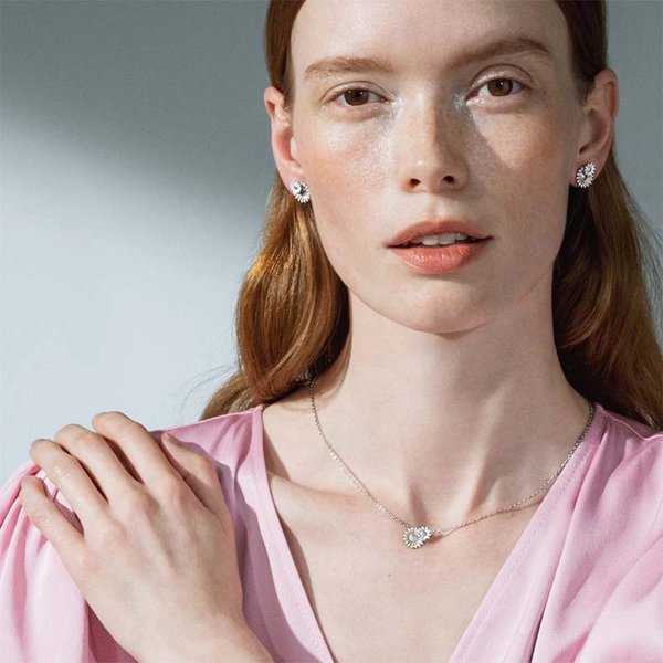 Daisy x Stine Goya Halsband - Georg Jensen örhängen - Snabb frakt & paketinslagning - Nordicspectra.se