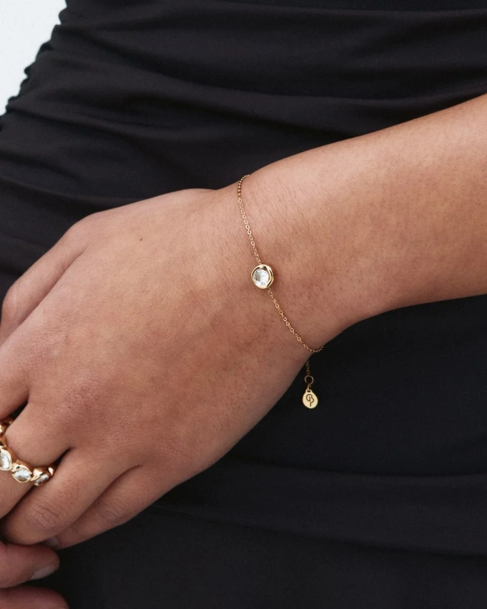 gnistrande sten på fasettslipad kedja