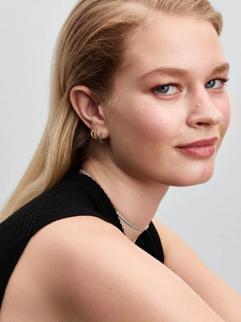 Ljusblå huggie-örhängen i sterlingsilver med akvamarinblå kristaller från Pandora Timeless. Skimrande smycken som ger extra glans och elegans till din stil.