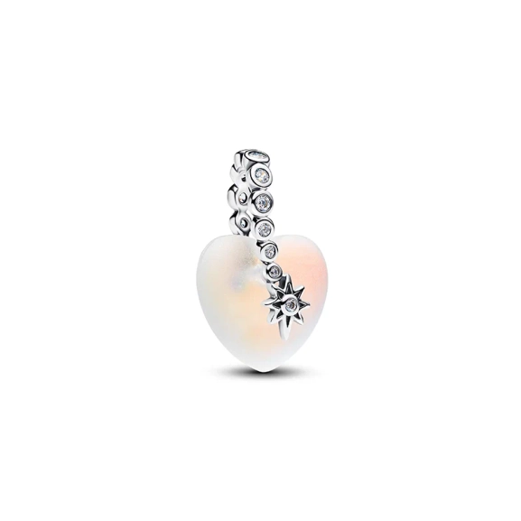 Charm aus Sterlingsilber mit sternförmigem Zirkonia und einem schimmernden Glasherz von Pandora Moments.