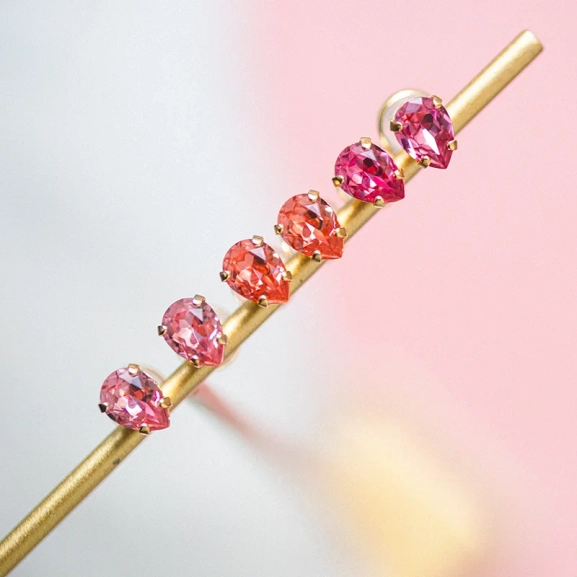 Superpetite Drop Ear Gold Rose Peach - Caroline Svedbom - Snabb frakt & paketinslagning - Nordic Spectra