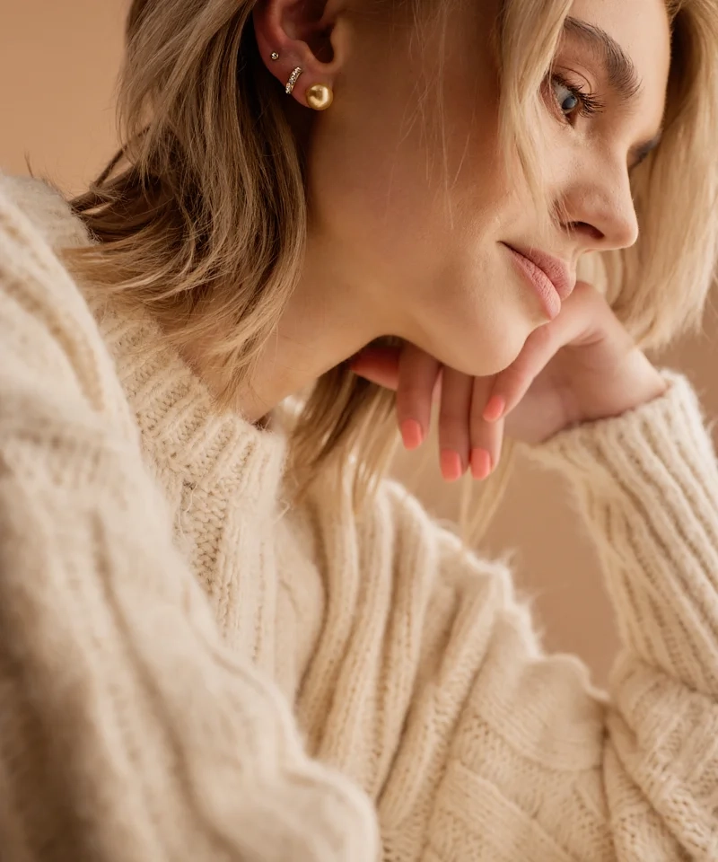 Små vita örhängen med 3 mm cubic zirconia i klor
