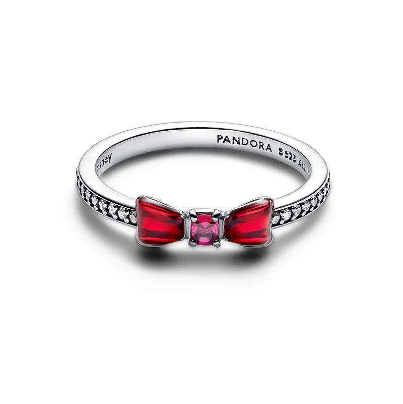 Disneyprinsessan Snövit Rosettring i sterlingsilver med fuchsiafärgad artificiell kristall och kubisk zirkonia. Kanalinfattat ringband med graverad ©Disney-logotyp. Passar både vardag och fest.