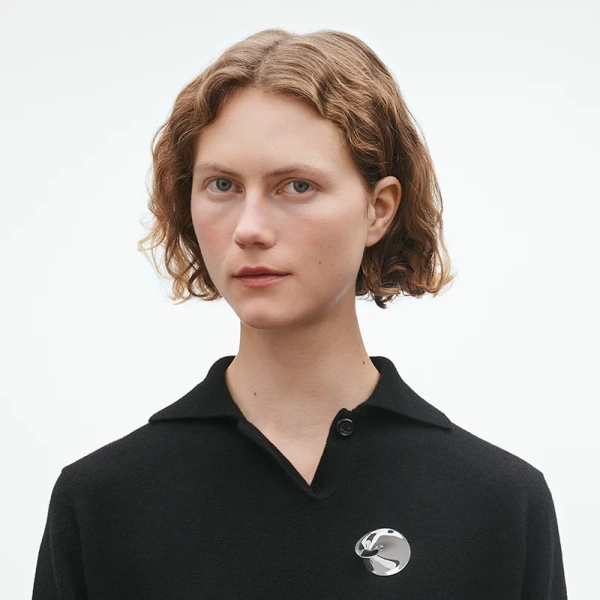 AW25_ECOM_ON-MODEL_MOEBIUS_BROOCH_3531736