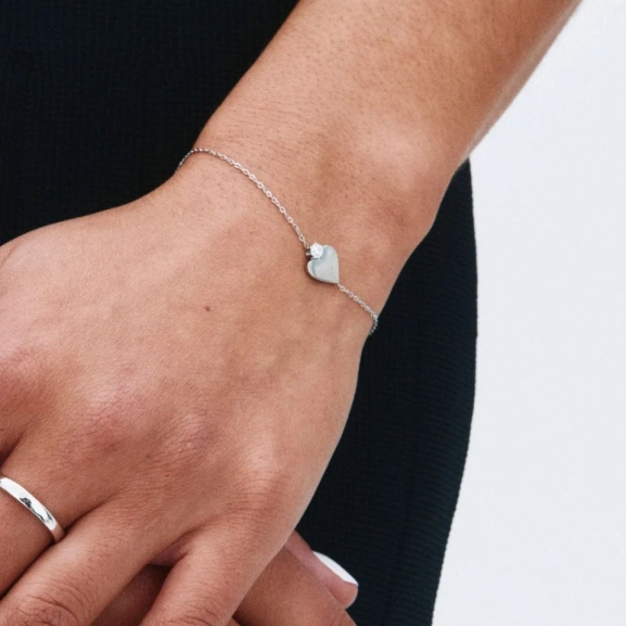 Armband i blankt rostfritt stål med stiliserat hjärta och gnistrande sten på fasettslipad ankarkedja.